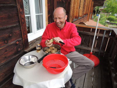 Abendessen will vorbereitet sein (Pilgerherberge Brienzwiler)