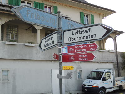 Wegzeiger in Heitenried vor der Herberge
